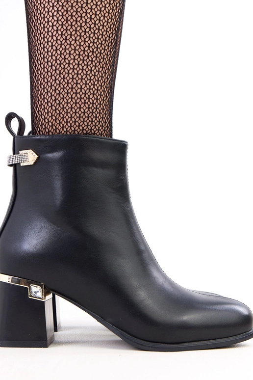 Čierne čižmy s elegantnou dekoráciou...