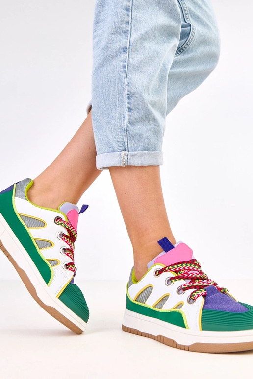 Zelené tenisky so širokými šnúrkami...