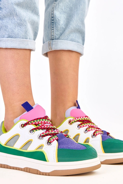 Zelené tenisky so širokými šnúrkami...