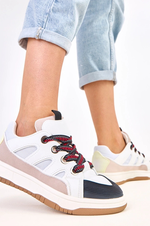 Čierne tenisky so širokými šnúrkami...