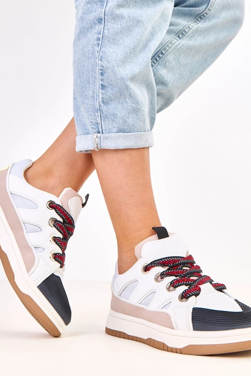 Čierne tenisky so širokými šnúrkami...