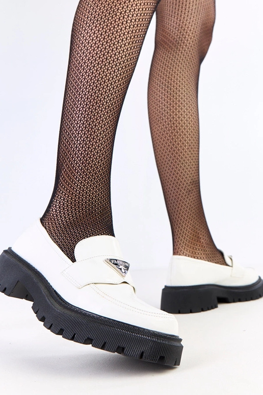 Biele dámske mokasíny s kovovou...