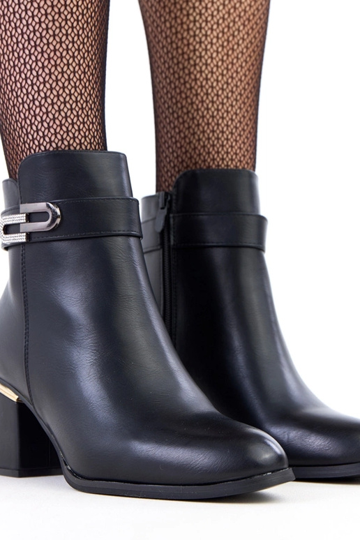 Čierne elegantné čižmy na vysokom...