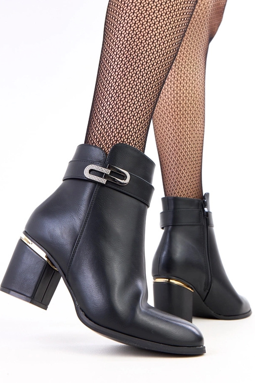 Čierne elegantné čižmy na vysokom...