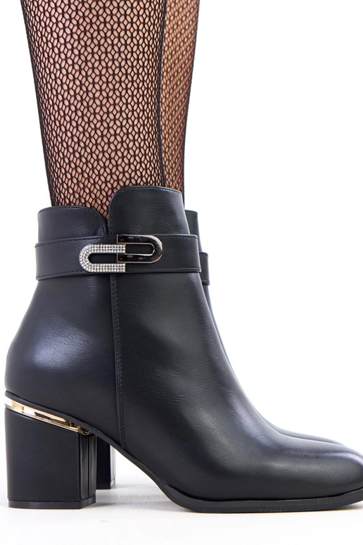 Čierne elegantné čižmy na vysokom...