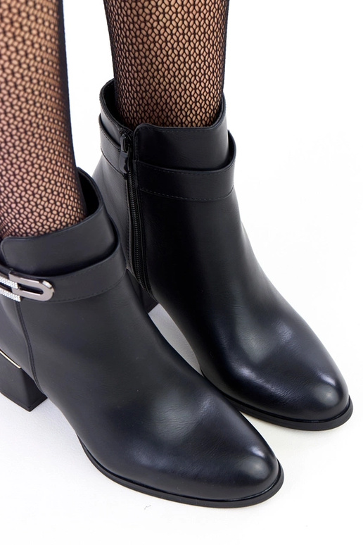 Čierne elegantné čižmy na vysokom...