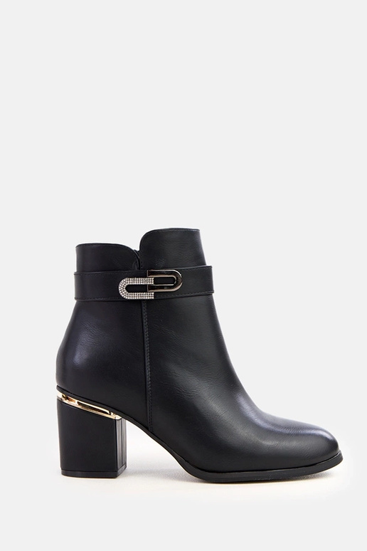 Čierne elegantné čižmy na vysokom...