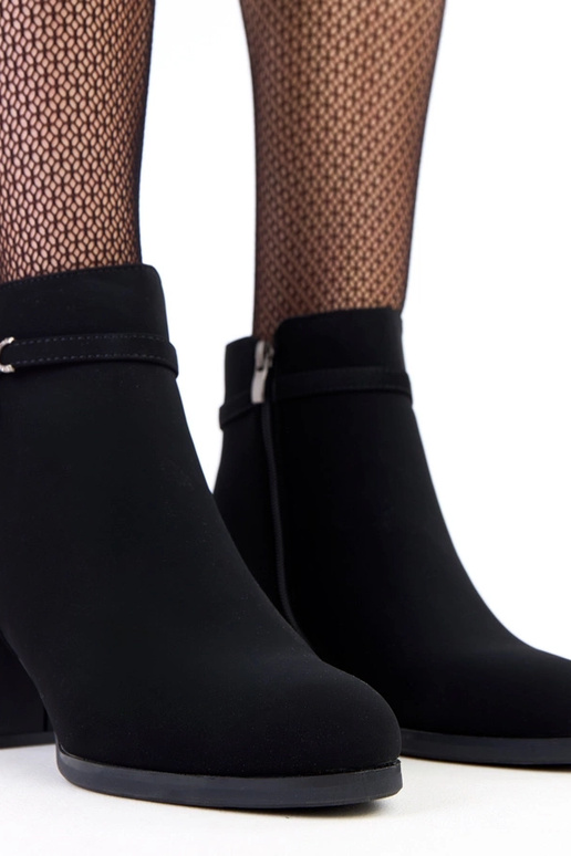 Čierne čižmy s dekoratívnym...