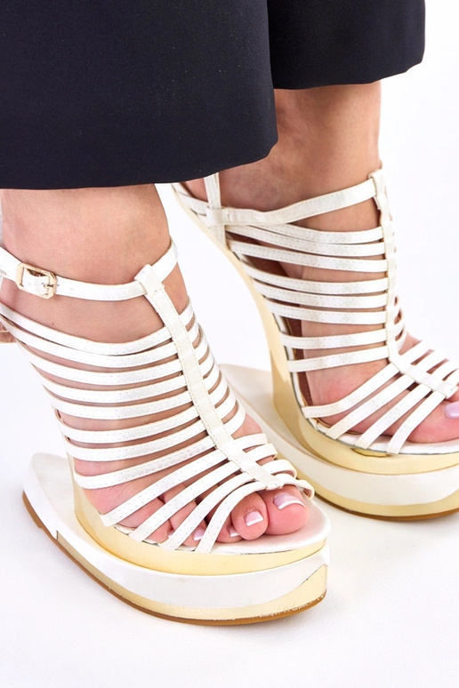 Pieskové sandále na futuristickom...