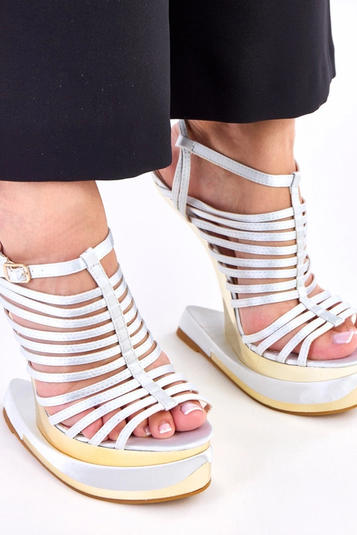 Sivé sandále na futuristickom opätku...