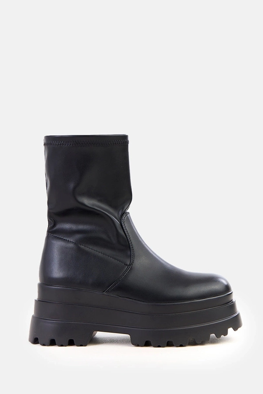 Čierne čižmy na masívnej platforme...