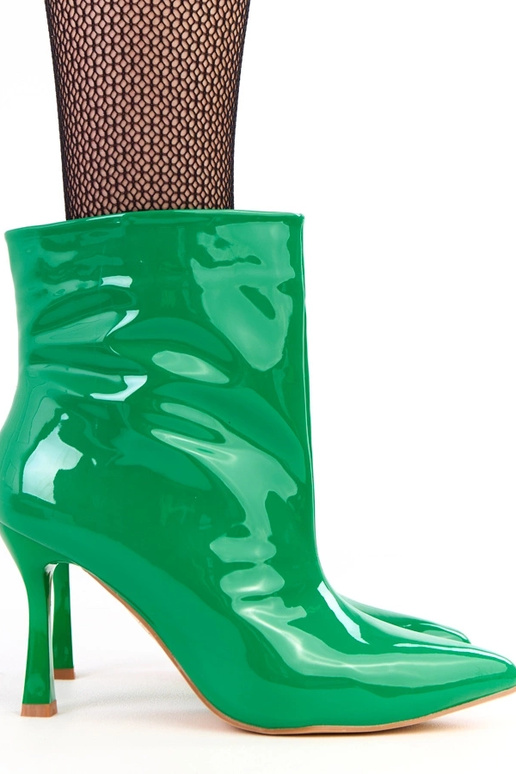 Zelené lakované čižmy na vysokom...