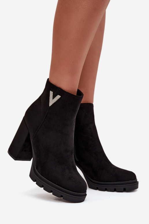 Dámske čižmy zahriať sa s podpätkami S Ornatem Detalem čierna Briella Dámske čižmy zahriať sa s podpätkami S Ornatem Detalem čierna Briella