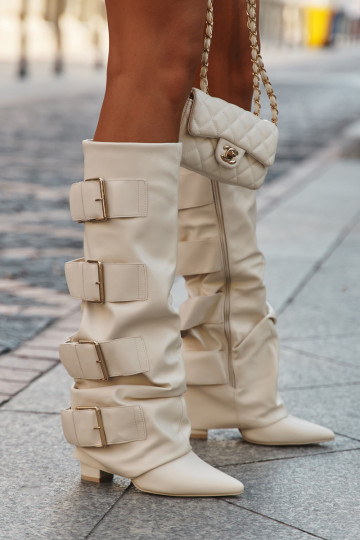 Dámske vysoké čižmy s podpätkami, so šitým jazykom a zlatými sponami farby slonoviny Isavelle 2