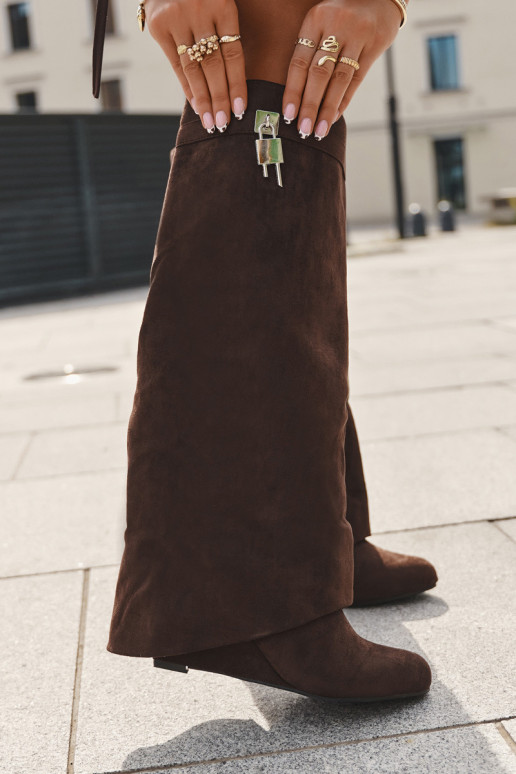 Módne dlhé čižmy na platforme s remienkami a striebornými detailmi čokoládovej farby Korivelle