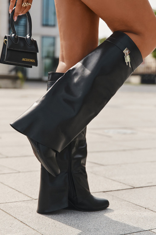 Módne dlhé čižmy na platforme s remienkami a striebornými detailmi z eko kože čiernej farby Korivelle