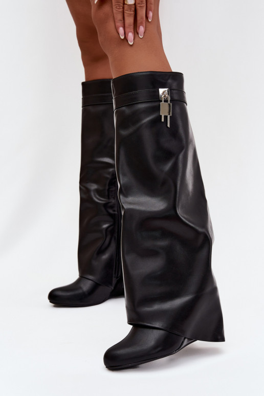 Módne dlhé čižmy na platforme s remienkami a striebornými detailmi z eko kože čiernej farby Korivelle