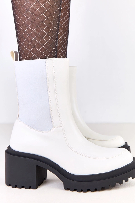 Biele kotníkové čižmy na podpätku s...