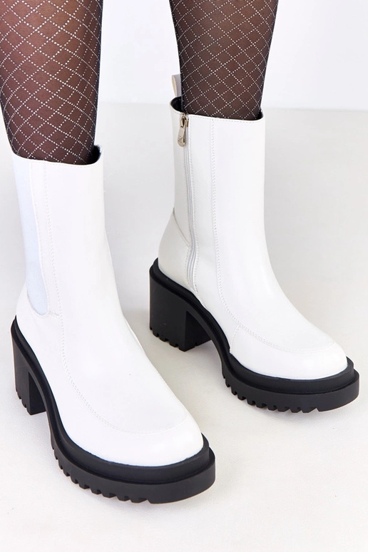 Biele kotníkové čižmy na podpätku s...