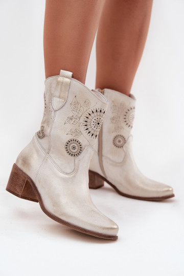 zo semišu Kožené Dámske čižmy s prvkami prelamovania s podpätkami Zazoo 3844 zlatej farby Przecierany 2