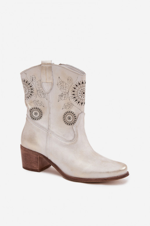 zo semišu Kožené Dámske čižmy s prvkami prelamovania s podpätkami Zazoo 3844 zlatej farby Przecierany