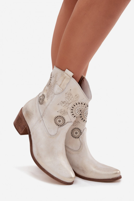 zo semišu Kožené Dámske čižmy s prvkami prelamovania s podpätkami Zazoo 3844 zlatej farby Przecierany