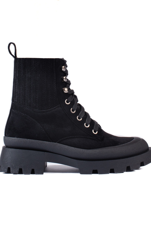 čierna zviazaný zo semišu čižmy