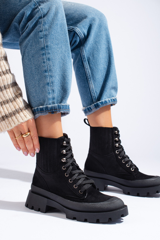 čierna zviazaný zo semišu čižmy