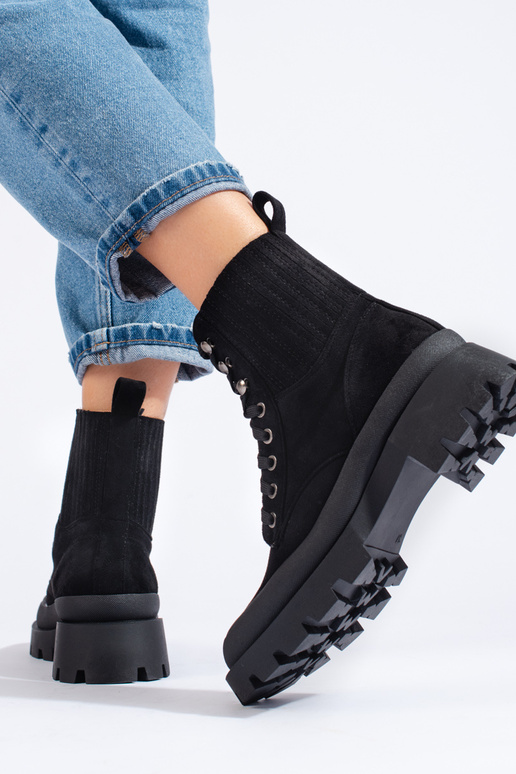 čierna zviazaný zo semišu čižmy