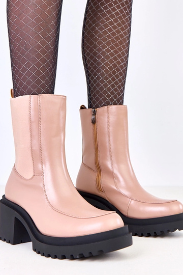 Pieskové čižmy na podpätku...