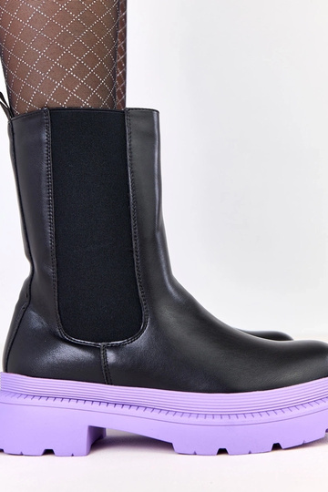 Čierne čižmy na fialovej...