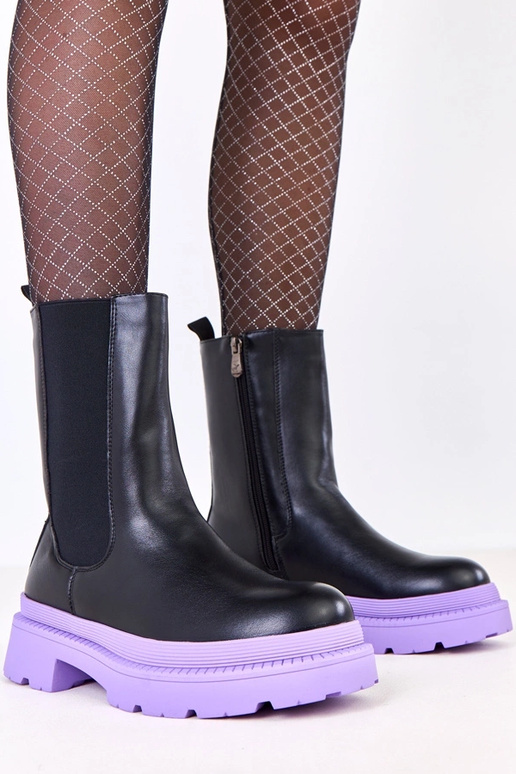 Čierne čižmy na fialovej podrážke...