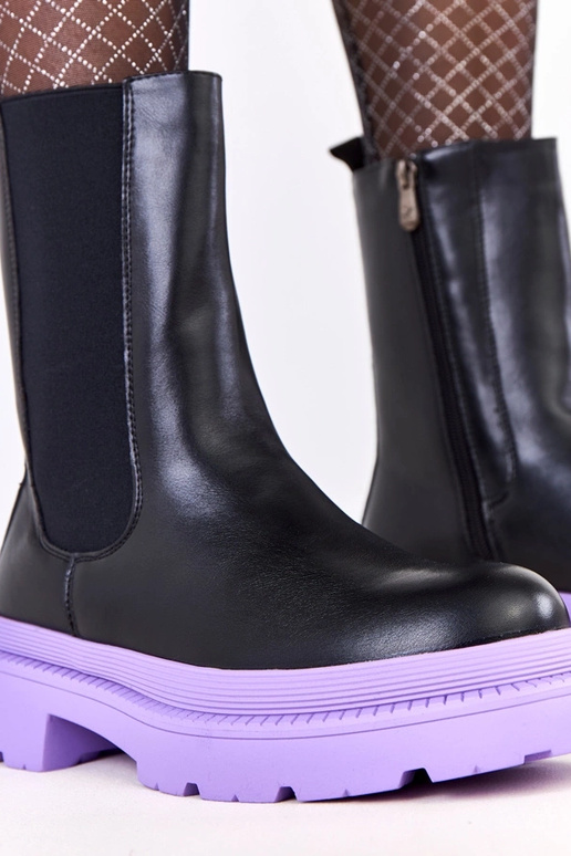 Čierne čižmy na fialovej podrážke...