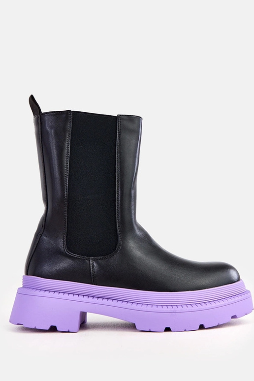 Čierne čižmy na fialovej podrážke...
