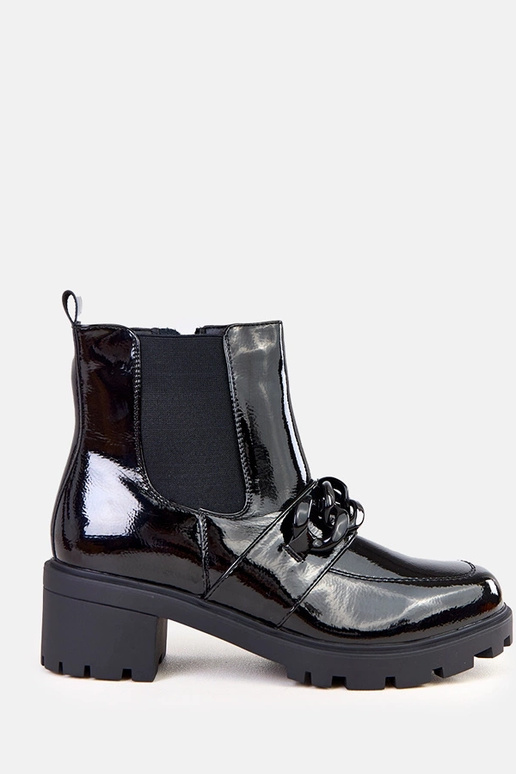 Čierne lakované čižmy zdobené reťazou...