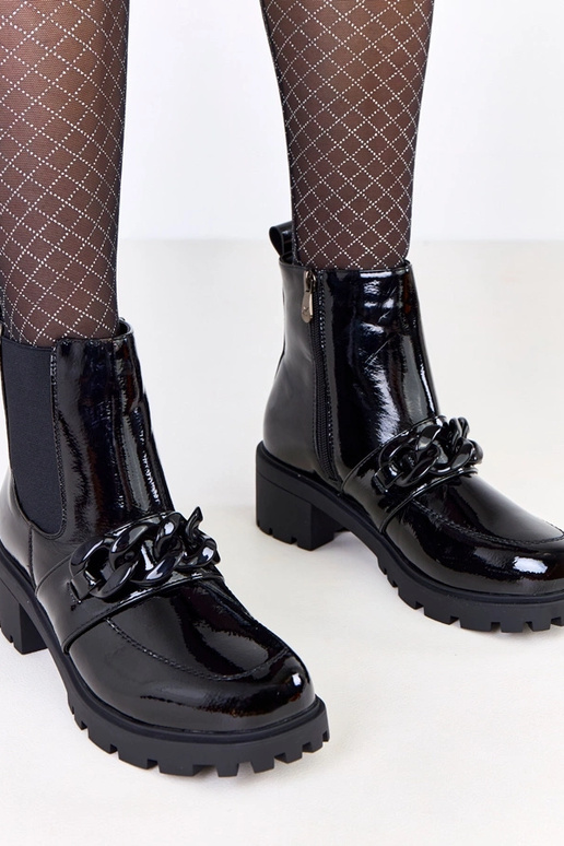 Čierne lakované čižmy zdobené reťazou...