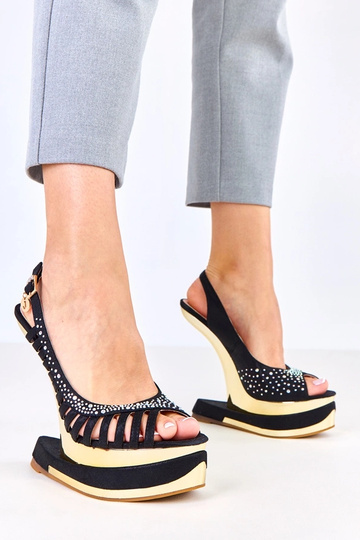 Čierne sandále s kamienkami...