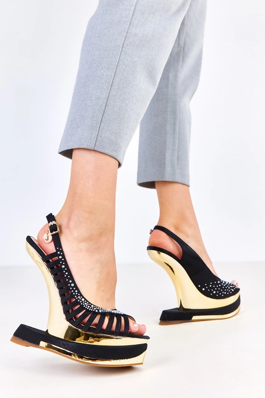 Čierne sandále s kamienkami na...