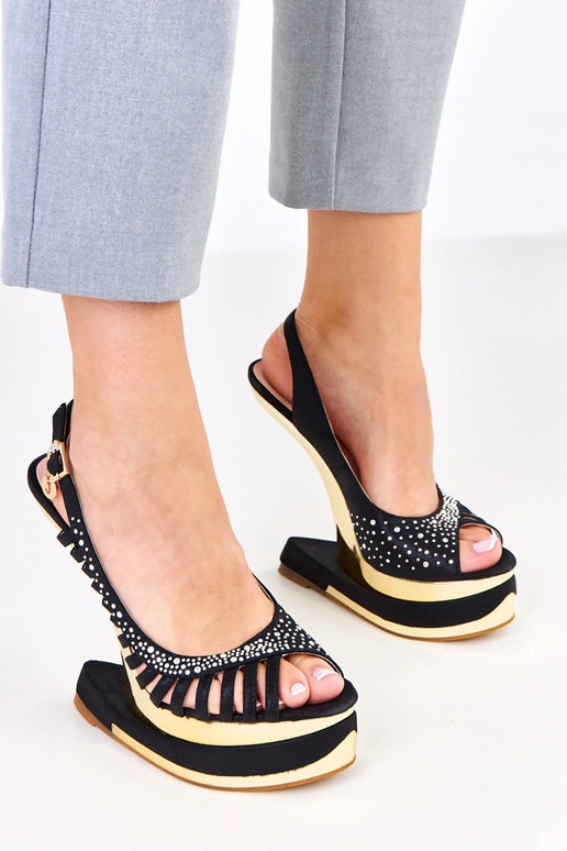 Čierne sandále s kamienkami na...