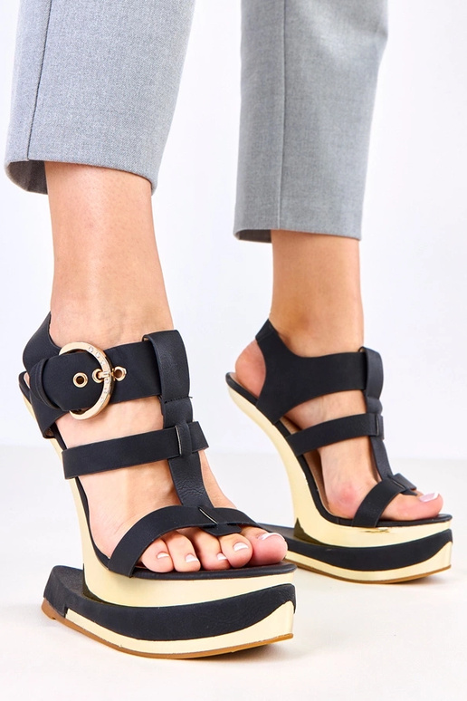 Čierne sandále na futuristickom...