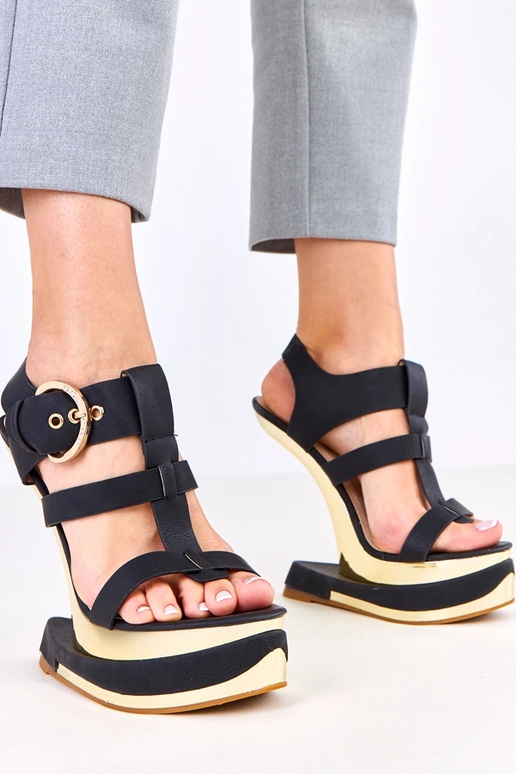 Čierne sandále na futuristickom...