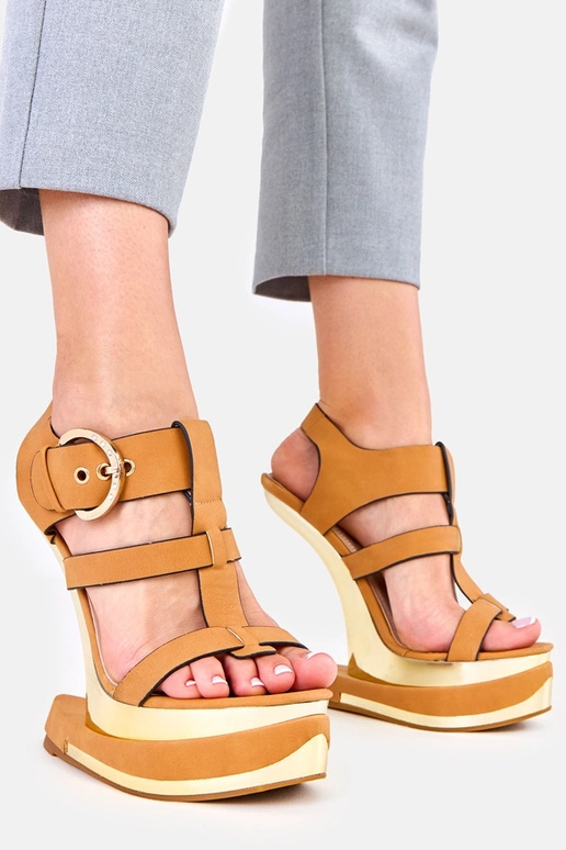 Hnedé sandále na futuristickom...