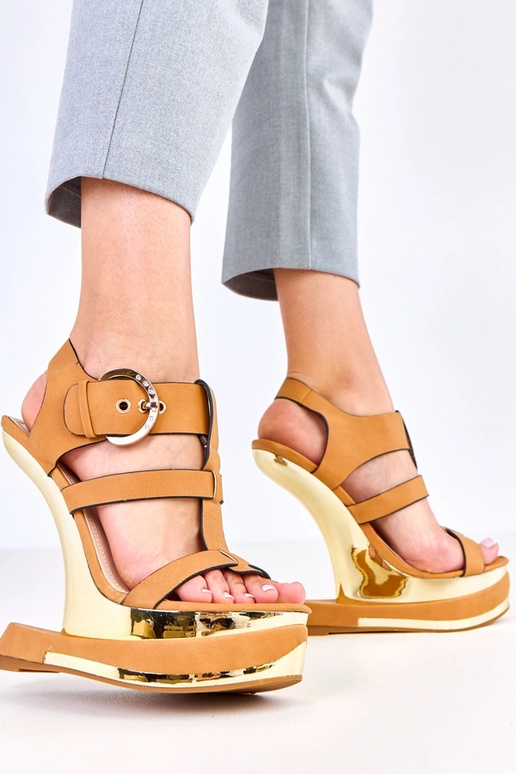 Hnedé sandále na futuristickom...