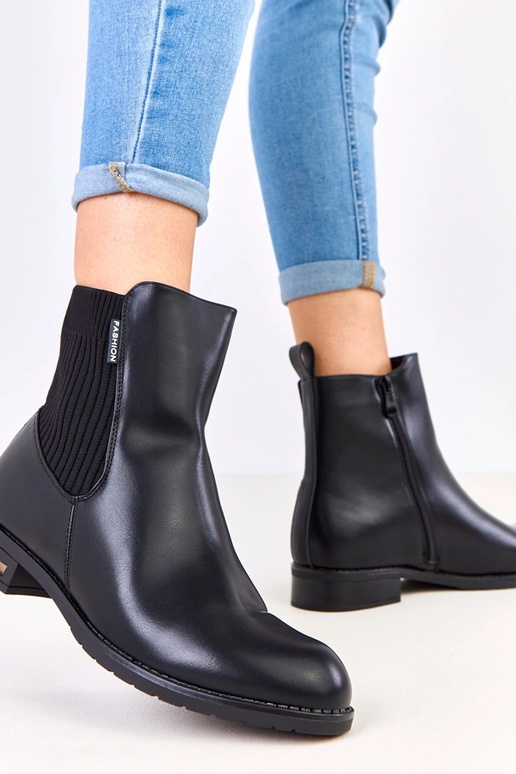 Čierne členkové topánky na plochom...