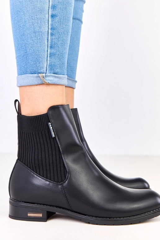 Čierne členkové topánky na plochom...