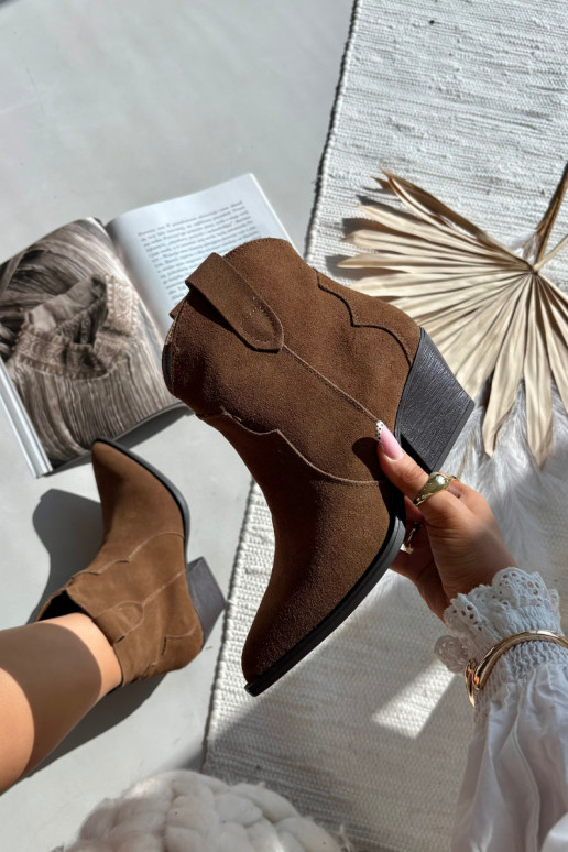 Trvalý model čižmy v kovbojskom štýle DámskeZapnutéturalnego zo semišuu Hnedá farba Beretta Trvalý model čižmy v kovbojskom štýle DámskeZapnutéturalnego zo semišuu Hnedá farba Beretta