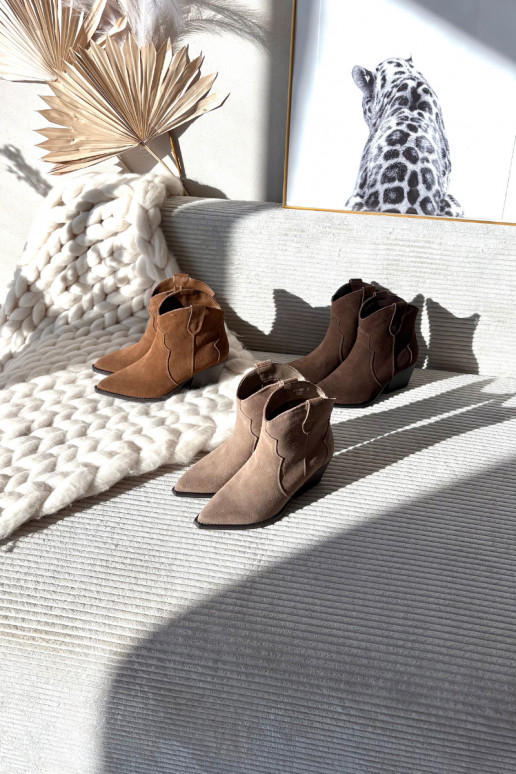 Trvalý model čižmy v kovbojskom štýle DámskeZapnutéturalnego zo semišuu Hnedá farba Beretta Trvalý model čižmy v kovbojskom štýle DámskeZapnutéturalnego zo semišuu Hnedá farba Beretta