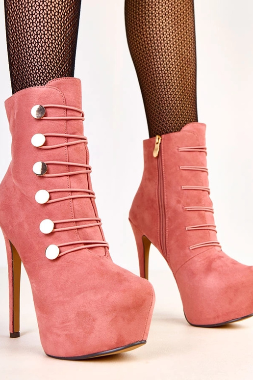 Ružové čižmy so zlatými gombíkmi...