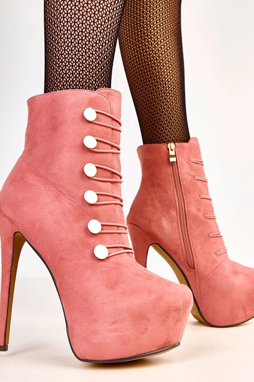 Ružové čižmy so zlatými gombíkmi...