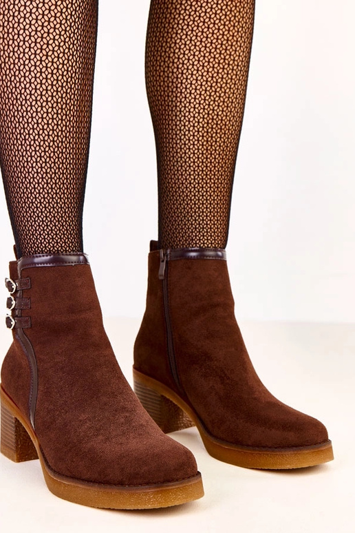 Hnedé čižmy na stĺpiku zdobené...